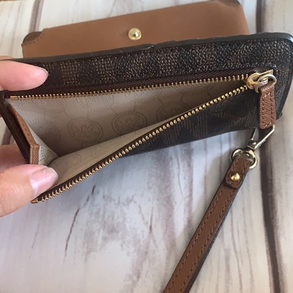 Michael Kors Cell Phone Wallet Holder - Picture 11 of 11